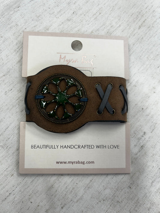 S-8224 wind song leather Medallion cuff